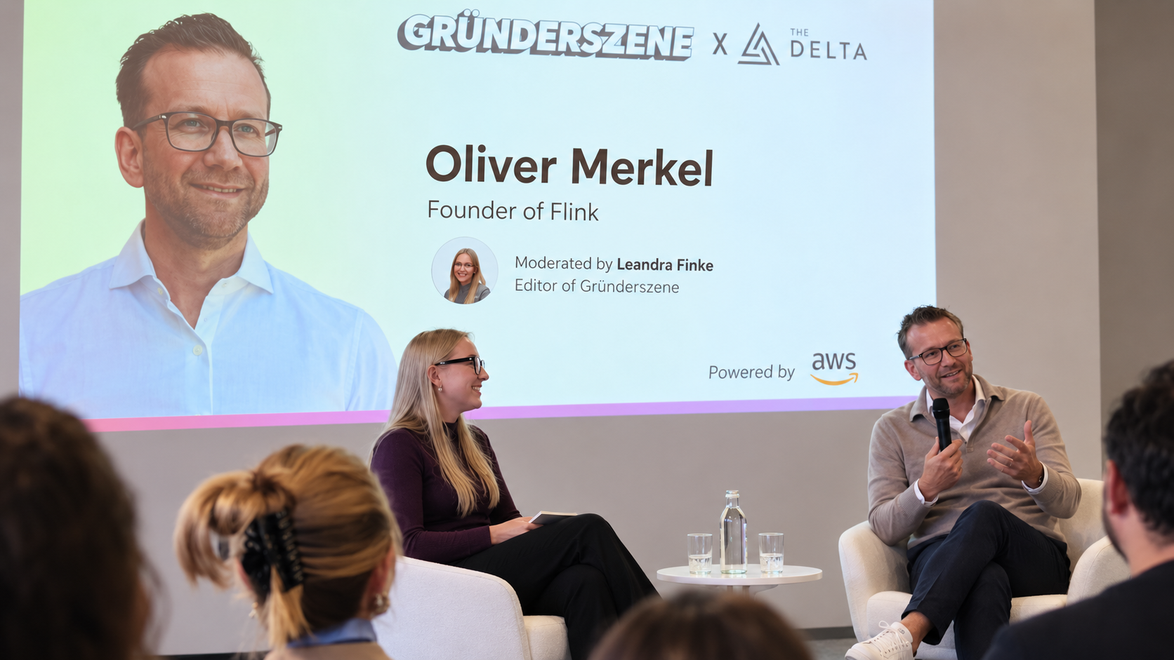 Oliver Merkel Berlin'deki Gründerszene x The Delta kurucu sohbetinde Leandra Finke ile konuşurken.